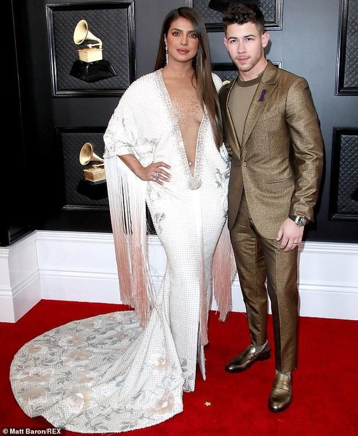 Hoa hậu Thế giới Priyanka Chopra gây chú ý khi diện một chiếc đầm trắng khoét ngực sâu tới rốn tới dự lễ trao giải Grammy tối 26/1/2020.