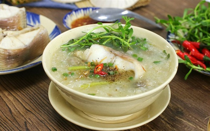 Cháo ám: Mất khá nhiều công sức để có nồi cháo ám ngon. Cá lóc để nấu cháo phải tươi, mập đem luộc và gỡ từng miếng, bỏ xương rồi xào với hành thơm nức mũi. Trứng cá lóc đánh nhuyễn rồi mới cho vào nồi cháo nấu từ nước luộc cá. Trong món cháo ám còn có cả hành khô, tôm khô, mực khô nướng. Video "Chế biến món ngon từ nấm đông cô". Nguồn: VTC.