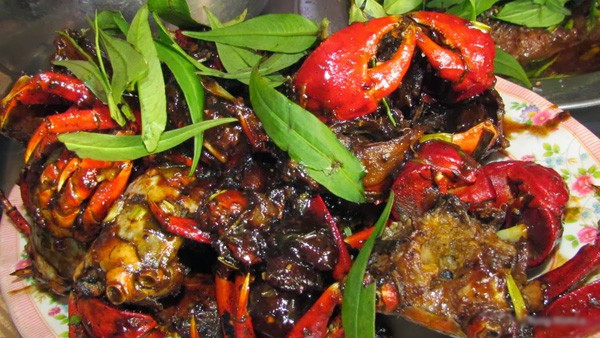 Chù ụ đưa lên lửa sẽ dần chuyển sang màu đỏ, hương thơm hấp dẫn. Khi chín, trộn chúng với ít rau răm, chấm muối ớt hoặc muối tiêu chanh, đảm bảo ngon miệng.