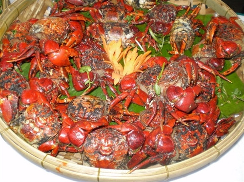 Chù ụ thuộc họ nhà cua, nhìn hơi xấu xí với thân hình vuông nhỏ. Đây là đặc sản của vùng Ba Động. Không cần nhiều gia vị, bạn có thể thưởng thức chù ụ nướng than.