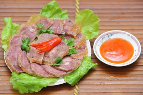 Giò bê Nam Đàn: Loại giò này được làm theo kiểu dăm bông, có vị thơm, ngọt rất đặc trưng của thịt bê không lẫn đi đâu được. Vài năm trở lại đây, giò bê Nam Đàn trở thành món quà biếu, món ăn trong ngày Tết phổ biến ở khắp các tỉnh thành Việt Nam. Ảnh: Internet. Video "Chế biến món ngon từ nấm đông cô". Nguồn: VTC.