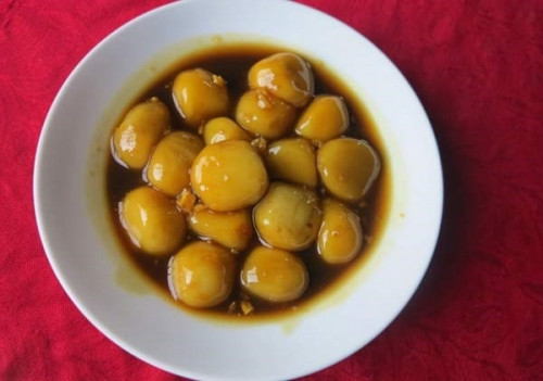 Bánh ngào hay còn gọi là bánh mật là thứ đặc sản dân dã của người dân xứ Nghệ. Xắn một miếng bánh vàng óng đưa vào miệng, vị ngọt ngào của mật mía, dẻo của nếp và thơm thơm mùi gừng sẽ hấp dẫn bạn ngay từ lần thử đầu tiên.