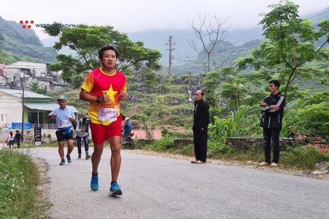 Ông Đoàn Ngọc Hải gây ấn tượng khi mua xe cứu thương chở bệnh nhân nghèo về quê miễn phí vừa cho biết, ông đã hoàn thành chặng đường marathon dài 42 km được tổ chức ở huyện Mèo Vạc, tỉnh Hà Giang ngày 11/10.