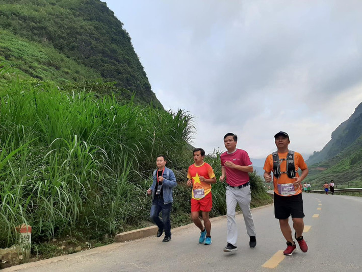 Trước đó, ông Hải đã chạy trên đỉnh Mã Pì Lèng cũng lãnh đạo huyện Mèo Vạc.