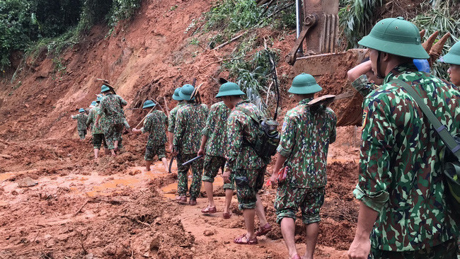 Vào khoảng 1h ngày 18/10, tại xã Hướng Phùng, huyện miền núi Hướng Hóa xảy ra vụ sạt lở đất khiến 22 cán bộ, chiến sỹ của Đoàn Kinh tế Quốc phòng 337 thuộc Quân khu 4 bị vùi lấp.