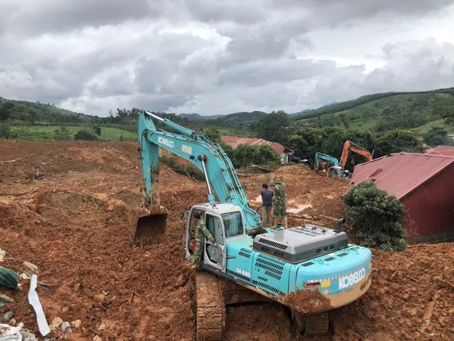 Với sự nỗ lực của các lực lượng cứu hộ, lực lượng cứu hộ cứu nạn đã tìm thấy 14 thi thể cán bộ, chiến sĩ tại hiện trường vụ sạt lở đất ở thôn Cợp, xã Hướng Phùng. Rạng sáng 19/10, sau nhiều nỗ lực, lực lượng chức năng đã thông xe tạm thời đường vào điểm sạt lở ở thôn Cợp, để một số xe cứu thương và xe làm nhiệm vụ tiếp cận hiện trường. Sáng ngày 19/10, các xe cứu thương đã vào hiện trường vụ sạt lở đất tại thôn Cợp, xã Hướng Phùng, huyện Hướng Hóa, tỉnh Quảng Trị để đưa thi thể các cán bộ, chiến sỹ đã được tìm thấy trong ngày 18/10 về thành phố Đông Hà (Quảng Trị).