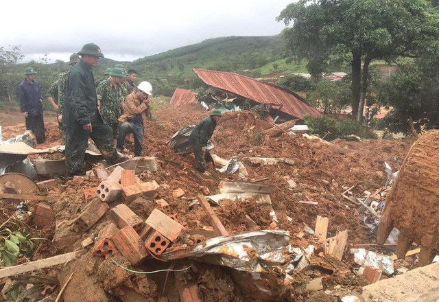 Trung tướng Nguyễn Tân Cương, Thứ trưởng Bộ Quốc phòng cho biết, sau khi nhận được báo cáo của Bộ Tư lệnh Quân khu 4, Bộ trưởng Bộ Quốc phòng Ngô Xuân Lịch đã nhanh chóng thành lập Đoàn công tác do ông làm Trưởng đoàn cùng Phó Tổng Tham mưu trưởng Nguyễn Văn Nghĩa đi cùng để vào khảo sát, nắm tình hình, chỉ đạo Quân khu 4, cùng với các lực lượng của toàn quân và địa phương nhanh chóng khắc phục hậu quả vụ sạt lở.