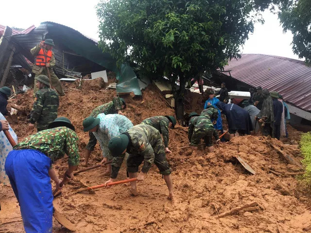 Ngay khi nhận được thông tin vụ việc, lực lượng quân đội Quân khu 4 tiếp tục phối hợp với các đơn vị chức năng địa phương khẩn trương triển khai các biện pháp tìm kiếm cứu nạn, cứu hộ; đồng thời phải bảo đảm tuyệt đối an toàn. Chiều 18/10 lực lượng công binh dẫn theo chó nghiệp vụ đi bộ khoảng 2 km từ điểm sạt lở gây tắc đường vào thôn Cợp, xã Hướng Phùng, hiện trường vụ sạt lở đất để tìm kiếm nạn nhân mất tích. Khó khăn nhất hiện nay là mưa liên tục, gây nguy cơ xảy ra lũ quét, sạt lở đất và khó khắc phục triệt để các điểm sạt lở để thông đường vào hiện trường.