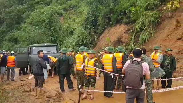 Trong đợt mưa lũ miền Trung, không chỉ tham gia cứu hộ các vụ sạt lở, lực lượng quân đội đã triển khai nhiều biện pháp hỗ trợ người dân các khu vực ngập lụt, đảm bảo an toàn tài sản tính mạng cho nhân dân.