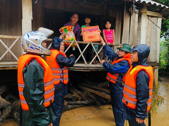 Các cơ quan chức năng của Bộ Quốc phòng bám sát tình hình, nâng cao tính dự báo, theo dõi sát tình hình thời tiết, mưa lũ; chủ động các phương án về phòng, chống thiên tai, tìm kiếm, cứu hộ, cứu nạn. Các cơ quan, đơn vị trong toàn quân nhanh chóng rà soát toàn bộ hệ thống doanh trại, nhất là nơi có nguy cơ cao xảy ra lũ ống, lũ quét, địa hình phức tạp…; thực hiện tốt phương châm “4 tại chỗ”; tuyệt đối bảo đảm an toàn cho nhân dân, bộ đội.