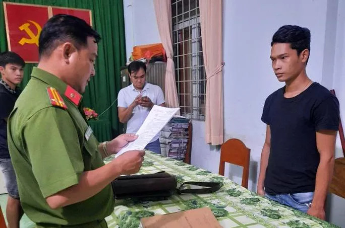 8. Hai lần trốn nghĩa vụ quân sự, nam thanh niên bị khởi tố. Ngày 16/10, Cơ quan CSĐT Công an huyện Thanh Bình (tỉnh Đồng Tháp), cho biết đã ra quyết định khởi tố vụ án, khởi tố bị can đối với Phan Quốc Việt (24 tuổi; trú ở ấp Thị, xã An Phong, huyện Thanh Bình) về hành vi trốn tránh nghĩa vụ quân sự. Từng bị xử phạt hành chính về hành vi trên vào năm 2019, tuy nhiên, Việt tiếp tục không chấp hành lệnh gọi nhập ngũ lần 2 vào ngày 10/2/2020 và bỏ trốn nghĩa vụ quân sự, đi khỏi địa phương. Ảnh: NLD