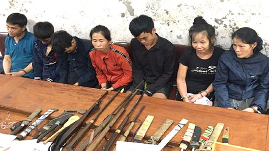 2. Bán ma túy còn dùng hàng “nóng” chống trả công an. Ngày 16/10, Công an huyện Tương Dương (Nghệ An) đã triệt phá tụ điểm chuyên bán lẻ ma túy, bắt giữ 4 đối tượng Vi Văn Cương (SN 1980), Lô Văn Cả (SN 1979), Vi Văn Duy (SN 1984) và Vi Thị Khuyên (SN 1963) trú tại bản Đữa, xã Lượng Minh, huyện Tương Dương cùng nhiều "vũ khí nóng". Trong quá trình bắt giữ, cảnh sát đã bị các đối tượng dùng "vũ khí nóng" chống trả quyết liệt.