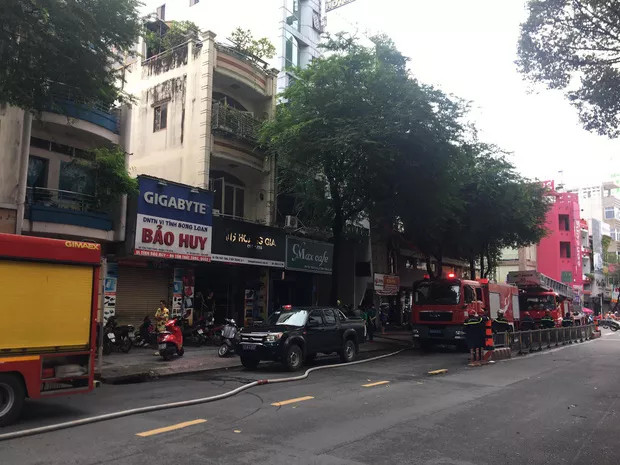 7. Nhiều người hoảng loạn khi Cháy khách sạn ở trung tâm Sài Gòn. Khoảng 8h30 ngày 16/10 tại khách sạn Hoàn Thái trên đường Tôn Thất Tùng, phường Bến Thành, quận 1, TP.HCM xảy ra vụ cháy. Nhiều người dân gần đó thấy khói lửa bốc lên từ tầng 5 của khách sạn nên hô hoán. Sau đó nhiều người trong khách sạn hoảng hốt chạy ra ngoài để thoát thân.Cảnh sát PCCC & CHCN quận 1 đã kịp thời khống chế ngọn lửa.