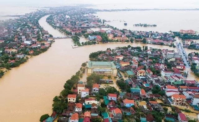 Mưa lũ khiến 6 tàu bị sự cố tại Quảng Trị, trong đó 3 tàu bị chìm gồm tàu Vietship TK 12 bị chìm gần khu vực phao số 0 Cửa Việt, Quảng Trị, trên tàu có 5 người, 3 người đã được tàu Vietship 1 cứu, đưa lên tàu, còn 2 người (Trương Công Hậu và Lê Quốc Cường) đang mất tích; Tàu Thanh Thành Đạt 55 bị chìm tại phao số 0, Cửa Việt, Quảng Trị gồm 11 thuyền viên đã được đưa vào bờ an toàn; Tàu Vietship 09 bị chìm ở vùng biển Quảng Trị, 04 người trên tàu đã bơi vào bờ an toàn. Hiện tàu Vietship 01 có 10 thuyền viên mắc cạn cách cảng Cửa Việt khoảng 1,0km: 02 người đã bơi vào bờ an toàn; 08 người còn mắc kẹt trên tàu; Tàu Hoàng Tuấn 26, gồm 12 thuyền viên, mắc cạn tại vùng biển Gio Linh, hiện vẫn giữ được liên lạc....Ngoài ra, mưa lũ khiến chìm 1 tàu cá tại vùng biển thành phố Quy Nhơn (lúc 0h/8/10) số hiệu tàu BĐ 97055TS/11 thuyền viên. Chìm 03 tàu Đà Nẵng. Ảnh: Cường Bùi/ HBHG