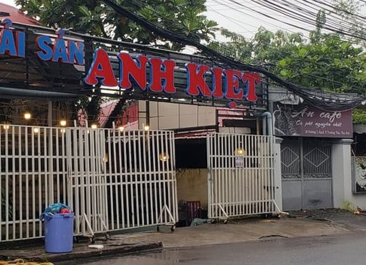 2. Tạm giữ 3 người đánh chết ông già 70 tuổi. Ngày 10/10, Công an quận Thủ Đức, TP Hồ Chí Minh cho biết đang tạm giữ 3 đối tượng liên quan đến vụ án mạng xảy ra tại quán nhậu trên đường số 3, phường Trường Thọ, quận Thủ Đức khiến ông N.V.O (SN 1950, ngụ Thủ Đức) tử vong để điều tra làm rõ, xử lý. Trước đó, người đàn ông 70 tuổi này ngồi nhậu tại quán nhậu trên đường số 3, phường Trường Thọ thì xảy ra mâu thuẫn với một nhóm thanh niên ngồi bàn kế bên và bị nhóm này đánh hội đồng. Ảnh: CAND