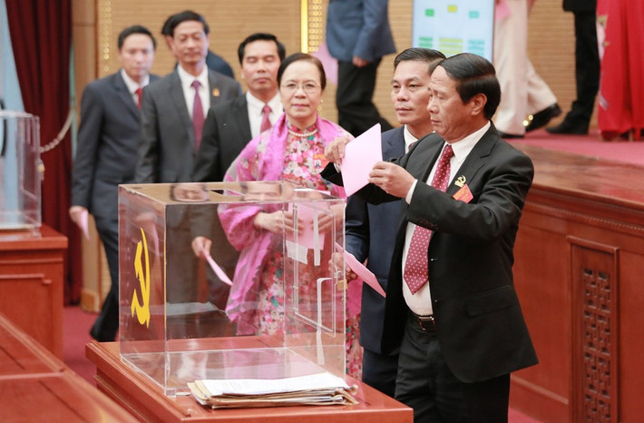 Ông Lê Văn Thành (SN 1962, quê xã Tân Liên, huyện Vĩnh Bảo, TP Hải Phòng), Ông Thành từng trải qua nhiều vị trí công tác. Từ tháng 6/2006 – 7/2010, ông Thành là Phó bí thư Đảng ủy, Bí thư Đảng ủy, Giám đốc Công ty Xi măng Hải Phòng. Từ tháng 7/2010 – 11/2010, ông Thành là Thành ủy viên, Ủy viên Ban cán sự Đảng, Phó Chủ tịch UBND thành phố Hải Phòng. Từ tháng 12/2010 - 5/2014: Ủy viên Ban Thường vụ Thành ủy (khóa 14), Ủy viên Ban cán sự Đảng, Phó chủ tịch UBND thành phố; Đại biểu Hội đồng nhân dân thành phố khóa 14. Từ tháng 5/2007 - 5/2011: Đại biểu Quốc hội Việt Nam khóa XII.