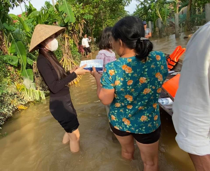 "Cả đêm qua không ngủ được, không biết sao mình cứ nhắm mắt là thấy hình ảnh lũ lụt miền Trung lẫn quẩn trong đầu. Đi sẽ rất vất vã, vì 1 khi mà mình đã làm gì thì mình cứ hay phải tự tay làm tới nơi tới chốn nên chả biết sức mình có chịu nổi hay không... mà không làm thì trong lòng nó cứ day dứt ngủ không được khổ tâm hết sức. Đợt này mình theo dõi thấy ngoài lũ lụt ra, miền Trung lại chuẩn bị có bão tiếp tục, nên có thể đồng bào miền Trung mình sẽ còn tan hoang nữa, nên sau khi suy nghĩ cả đêm, mình quyết định sẽ bỏ bớt công việc đi ra giúp đỡ và chia sẻ cùng người dân miền trung 1 phần nào đó khó khăn" – nữ ca sĩ Thủy Tiên chia sẻ trên trang cá nhân.