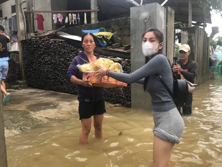 Một hình ảnh khiến mạng xã hội cảm động những ngày qua là nữ ca sĩ Thủy Tiên đã kêu gọi ủng hộ người dân miền Trung bị ảnh hưởng bởi lũ lụt và số tiền quyên góp đã tăng lên 25 tỷ đồng sau 2 ngày phát động. Hình ảnh nữ ca sĩ chèo xuồng, lội nước, vượt qua vất vả, hiểm nguy trong nước lũ trao những phần quà đến tận tay người dân bị ảnh hưởng bởi lũ lụt khiến nhiều người xúc động.
