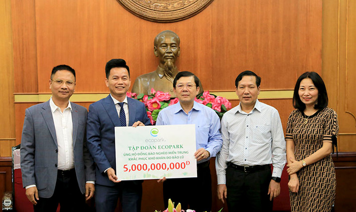 Những ngày qua, nhiều doanh nghiệp, đơn vị đã tích cực tham gia ủng hộ miền Trung như việc một doanh nhân ở Nghệ An đã ủng hộ 100 triệu đồng và kêu gọi các cá nhân trên địa bàn tỉnh tham gia ủng hộ đồng bào miền Trung bị ảnh hưởng lũ lụt. Tập đoàn Ecopark đã ủng hộ số tiền 5 tỷ đồng chung tay cùng đồng bào nghèo các tỉnh miền Trung khắc phục khó khăn do bão lũ...