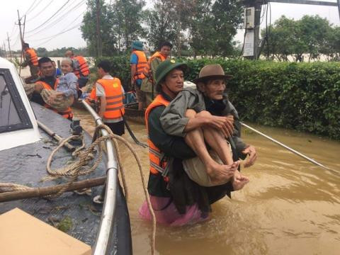 Nước lũ miền Trung gây bao khó khăn, mất mát cho người dân nhưng rồi sẽ trôi đi nhưng tình người mãi sẽ ở lại với tinh thần tương thân tương ái, những ngày qua, cả nước đã hướng về khúc ruột miền Trung ruột thịt để giúp đỡ về tinh thần, vật chất, hỗ trợ người dân vượt qua những khó khăn.