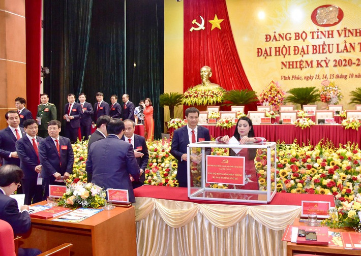 Ngày 14/10, tại phiên khai mạc Đại hội đại biểu Đảng bộ tỉnh Vĩnh Phúc lần thứ 17, ông Nguyễn Văn Trì, Phó Bí thư Tỉnh ủy, Chủ tịch UBND tỉnh Vĩnh Phúc khóa XVI đã phát lời kêu gọi ủng hộ các tỉnh miền trung khắc phục thiệt hại do mưa lũ. Trước mắt, Đảng bộ, chính quyền và nhân dân tỉnh Vĩnh Phúc ủng hộ 5 tỷ đồng gửi tới đồng bào các tỉnh miền trung. Cùng với Hà Nội và Vĩnh Phúc, nhiều địa phương trên cả nước đã kêu gọi ủng hộ miền Trung bị thiệt hại do mưa lũ.