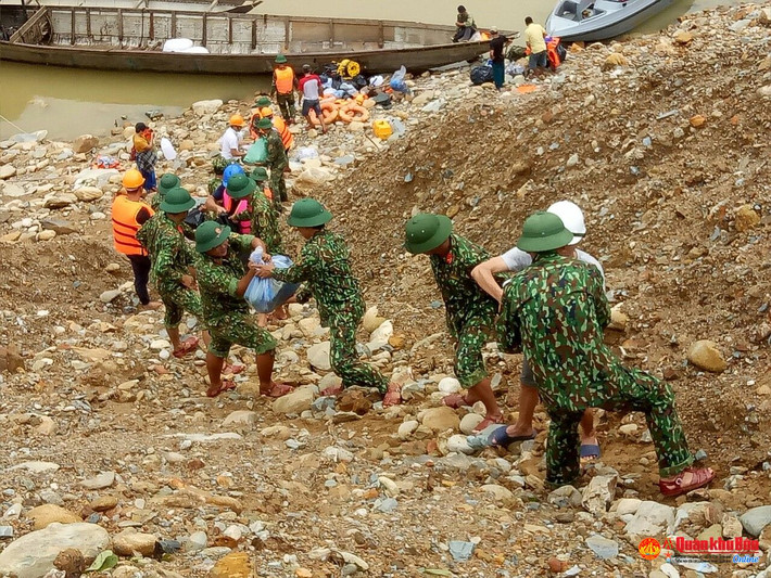 Hiện nay lực lượng quân đội tiếp tục công tác tìm kiếm 15 công nhân mất tích sau vụ sạt lở ở Rào Trăng. Trung tướng Nguyễn Doãn Anh, Tư lệnh Quân khu 4 cho biết tại hiện trường, mưa rất lớn nên công tác tìm kiếm gặp rất nhiều khó khăn. Các lực lượng đang tiến hành tiếp cận hiện trường bằng cả đường bộ và đường không. Bộ Quốc phòng, Công an đã huy động tối đa lực lượng, phương tiện để tiếp tục đẩy nhanh tốc độ công tác tìm kiếm cứu nạn các công nhân còn mất tích. Ảnh Quân khu 4.