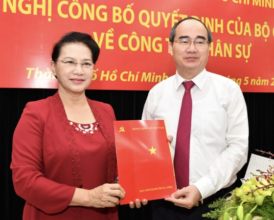 Theo đó, khi nhận nhiệm vụ là người đứng đầu Đảng bộ TPHCM, chỉ trong 3 năm 5 tháng 7 ngày, ông Nguyễn Thiện Nhân luôn dành nhiều tâm huyết, tìm tòi, sáng tạo nhằm xây dựng cơ chế và mô hình mới để phát triển TPHCM, để lại nhiều dấu ấn ở các lĩnh vực phát triển của TPHCM.
