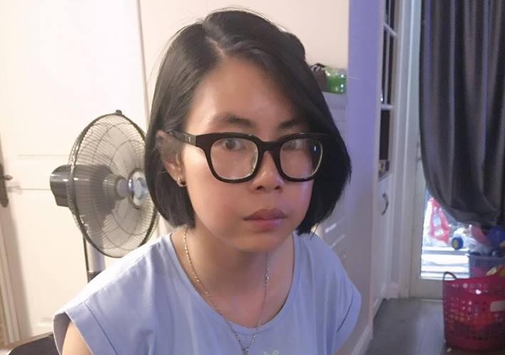Tuy nhiên, Bella lại được biết đến bởi những lần đi lang thang tại nhiều địa phương và những clip ghi lại cảnh cô gái quỵt tiền nhà nghỉ, xe taxi được đăng tải lên mạng xã hội. Sau đó, cộng đồng mạng lại tỏ ra bức xúc khi Bella phả khói thuốc lá vào mặt con trai và mang con đi trong những chuyến lang thang của mình.