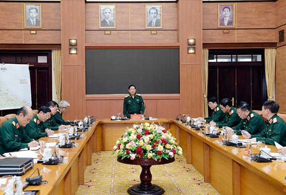 Tại cuộc họp sáng 18/10 của Bộ Quốc phòng triển khai các biện pháp cấp bách tìm kiếm, cứu nạn và bảo đảm an toàn cho cán bộ, chiến sĩ, nhân dân tại các tỉnh miền Trung, Đại tướng Ngô Xuân Lịch, Bộ trưởng Bộ Quốc phòng yêu cầu, với trách nhiệm cao nhất của Quân đội, không được để dân đói, dân rét, dân bị bệnh tật trong bão lũ; phải khẩn trương đưa dân ra khỏi khu vực nguy hiểm, phải đặt lên hàng đầu công tác bảo vệ an toàn tính mạng, tài sản của nhân dân.