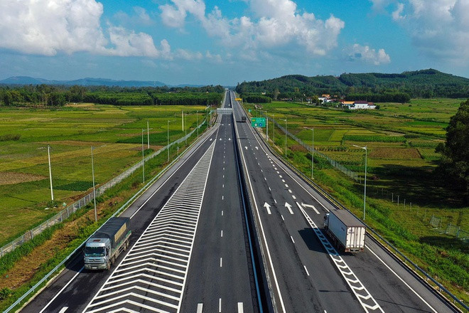 Dự án cao tốc Đà Nẵng - Quảng Ngãi dài 139,204 km, đi qua TP.Đà Nẵng, Quảng Nam và Quảng Ngãi, chính thức thông xe toàn tuyến vào ngày 2/9/2018. Tuy nhiên, từ khi sử dụng đến nay, tuyến đường này xuất hiện nhiều sự cố. Sau đợt mưa lớn đầu tháng 10/2018, mặt đường đoạn từ Km 0 - Km 65 xuất hiện nhiều vị trí bong tróc, ổ gà. Cuối tháng 10/2018, 21 cầu trên tuyến cao tốc có hiện tượng nước thấm từ dải phân cách giữa xuống mố trụ; thấm nước mối nối ống thoát nước mặt cầu.