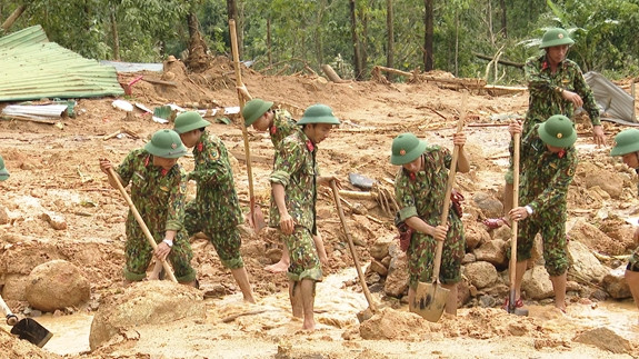 Đại tướng Ngô Xuân Lịch, Bộ trưởng BQP khẳng định: “Sự hy sinh của 13 đồng chí trong thực hiện nhiệm vụ tìm kiếm, cứu nạn là vô cùng to lớn, để lại niềm tiếc thương vô hạn đối với cán bộ, chiến sĩ toàn quân và đồng bào cả nước. Sự hy sinh ấy một lần nữa khẳng định rằng, trong bất kỳ tình huống nào, dù gian khổ, hiểm nguy tới đâu, cán bộ, đảng viên của Đảng và cán bộ, chiến sĩ Quân đội cũng sẵn sàng xả thân để bảo vệ tính mạng, tài sản của nhân dân; luôn tận tuỵ vì nước, vì dân, góp phần tô thắm phẩm chất tốt đẹp “Bộ đội Cụ Hồ” trong phòng, chống thiên tai, tìm kiếm, cứu hộ, cứu nạn. Cán bộ, chiến sĩ toàn quân và đồng bào cả nước khắc ghi sâu đậm tinh thần quả cảm và sự hy sinh cao cả của các đồng chí”.