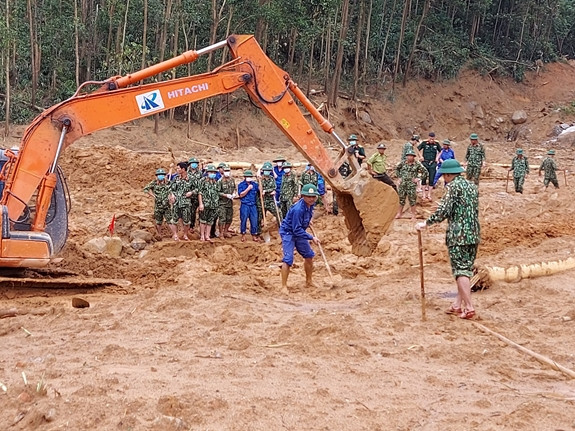 Ngày 15/10, lực lượng cứu hộ đã tìm thấy thi thể 13 cán bộ chiến sĩ trong đoàn công tác tại hiện trường sạt lở tiểu khu 67.