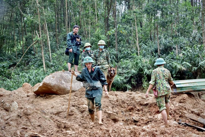 Dịp này, cũng là dịp báo Quân đội nhân dân trọng thể tổ chức Lễ kỷ niệm 70 năm ngày ra số báo đầu tiên (20/10/1950 - 20/10/2020), các thế hệ người làm báo Quân đội nhân dân tề tựu, sum vầy, cùng ôn lại lời dạy của Bác Hồ nhưng nữ PV Thanh Hà cùng các đồng nghiệp đang trên đường tác nghiệp vào vùng bão lụt, hiểm nguy, dầm mưa, lăn lộn để cùng các đồng chí, đồng bào khắc phục hậu quả mưa lũ miền Trung.