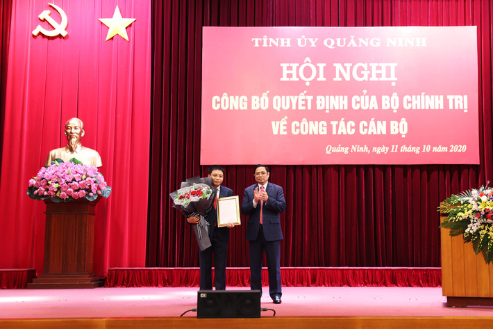 Mới đây, ông Phạm Minh Chính, Ủy viên Bộ Chính trị, Bí thư Trung ương Đảng, Trưởng Ban Tổ chức Trung ương đã trao Quyết định của Bộ Chính trị về việc ông Nguyễn Văn Thắng, Phó Bí thư Tỉnh ủy, Chủ tịch UBND tỉnh Quảng Ninh thôi tham gia Ban chấp hành, Ban Thường vụ Tỉnh ủy Quảng Ninh, chỉ định tham gia Ban chấp hành, Ban Thường vụ và giới thiệu bầu Bí thư Tỉnh ủy Tỉnh Điện Biên nhiệm kỳ 2020 – 2025.