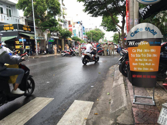 10. Người phụ nữ cướp 2 tỷ đồng ở Chi nhánh ngân hàng Techcombank. Khoảng 11h trưa 10/10, một phụ nữ đi vào Chi nhánh ngân hàng Techcombank trên đường Trương Vĩnh Ký, quận Tân Phú, TP HCM. Sau đó, người phụ nữ này bất ngờ dùng hung khí mang theo để uy hiếp, rồi yêu cầu đưa tiền, bỏ vào ba lô. Ngay sau đó, người phụ nữ chạy ra ngoài, leo lên taxi nhanh chóng tẩu thoát. Số tiền bị cướp khoảng 2 tỷ đồng.Chiều 10/10, một nguồn tin cho biết nữ nghi can cướp 2 tỷ tại chi nhánh Techcombank ở TP.HCM trên đường Trương Vĩnh Ký thuộc quận Tân Phú, TP.HCM đã bị bắt. Danh tính người này chưa được tiết lộ.