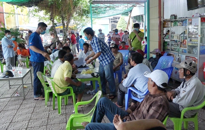 5. 16 đối tượng đá gà qua mạng trong quán café. Ngày 10/10, Phòng Cảnh sát hình sự Công an tỉnh Cà Mau cho biết, vừa phối hợp triệt phá một tụ điểm đánh bạc dưới hình thức đá gà qua mạng Internet tại Phòng CSHS Công an tỉnh Cà Mau phối hợp với Công an huyện U Minh chia làm nhiều mũi, tiến hành bắt quả tang vụ đá gà ăn tiền qua mạng Internet tại quán cà phê Ngọc Anh (ấp 4, xã Khánh Hội, huyện U Minh). Tại hiện trường, 16 đối tượng có liên quan đến hành vi đá gà ăn tiền qua mạng Internet bị lập biên bản quả tang. Cảnh sát tạm giữ 20 ĐTDĐ, gần 80 triệu đồng tiền mặt.