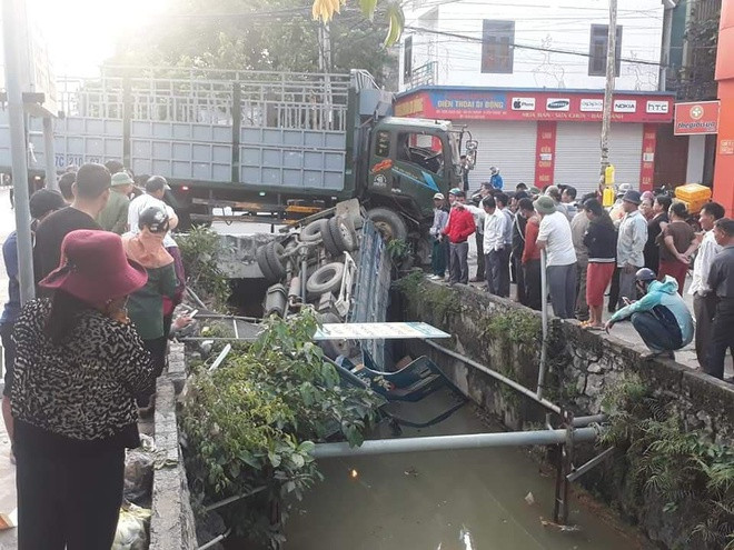 3. Xe tải rơi xuống mương, tài xế thiệt mạng: Vụ tai nạn xảy ra sáng 10/10, tại ngã tư tỉnh lộ 537 thuộc xã Đô Thành, huyện Yên Thành (Nghệ An). Thời điểm đó, người dân phát hiện ô tô tải 3 tấn (chưa rõ danh tính tài xế) mang biển số Thanh Hóa bị rơi xuống mương nước, còn ô tô tải lớn mang biển số Nghệ An nằm trên tỉnh lộ 537.Vụ tai nạn khiến tài xế ôtô tải 3 tấn bị thương nặng và tử vong trên đường đi cấp cứu. Nguồn: Zing.