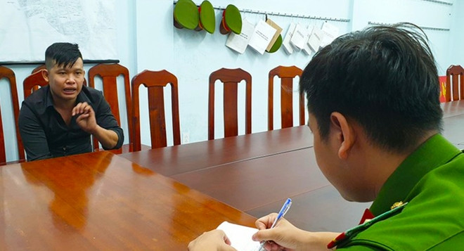 2. Bắt con nghiện cứ ra tù lại đi…cướp: Ngày 17/10, Công an quận 8, TP Hồ Chí Minh đang tạm giữ Nguyễn Tấn Thành (SN 1994, ngụ phường 16, quận 8) để điều tra về hành vi “cướp giật tài sản”. Trước đó, ngày 16/10, Thành bị bắt khi thực hiện cướp tài sản ở đường Phạm Hùng, phường 4. Thành nghiện ma túy, đã từng ngồi tù nhiều lần về tội trộm cắp tài sản, cướp giật tài sản, từng đi cai nghiện ma túy.