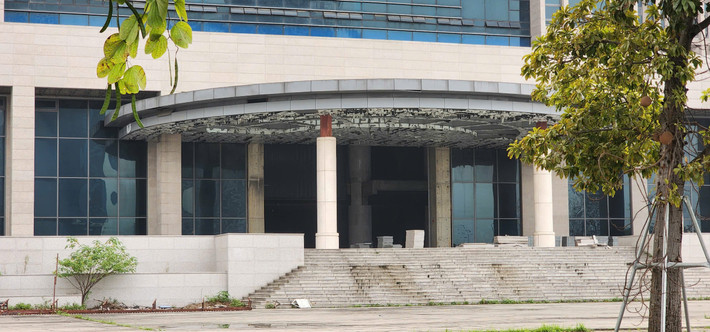 Bên trong lối vào cổng chính của trụ sở nham nhở gạch đá.