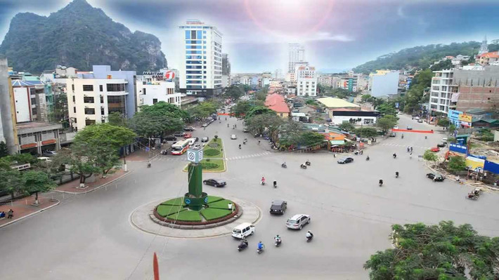 Cột đồng hồ lịch sử gắn với người dân Quảng Ninh đã bị "khai tử" và chỉ còn trong ký ức của người dân đất mỏ để thay thế bằng cột đồng hồ trị giá 35 tỷ đồng nhưng đang xuống cấp.
