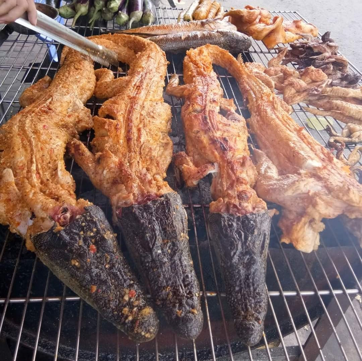 Cá sấu nướng là một món ăn độc đáo, thường được tìm thấy trong các khu vực có truyền thống ẩm thực về cá sấu như các vùng đồng bằng sông nước hay các khu vực gần vùng đầm lầy. Có thể mua thông qua các trang trại nuôi cá sấu hợp pháp.