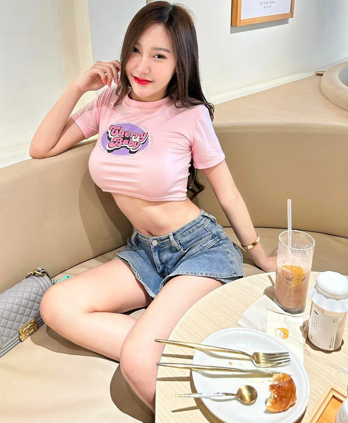 Cô nàng đến từ Chiang Mai nhưng hiện đang sinh sống, làm việc tại Bangkok.