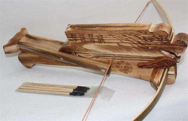 Thậm chí, một vài cung thủ cừ khôi có thể dùng nỏ liên châu bắn liên tiếp 15 mũi tên chỉ trong 10 giây.