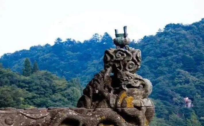 Long đầu hương cách vách núi 2,9m. Trên thân của lư hương có chạm khắc 2 con rồng tinh xảo, sống động như thật. Vào thời xưa, nhiều tín đồ Đạo giáo đến núi Võ Đang và thắp hương tại Long đầu hương.