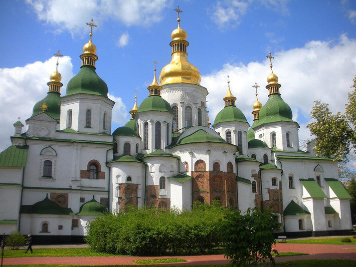 Ukraine hấp dẫn giới khảo cổ cũng như du khách khi sở hữu 7 di sản thế giới có thể kể đến như: nhà thờ Thánh Sophia, thành phố cổ Chersonesus, những khu rừng nguyên sinh ở Carpathians, vòng cung trắc đạc Struve, một chuỗi các trạm trắc đạc tam giác kéo dài từ Hammerfest ở Na Uy tới biển Đen của nước này...