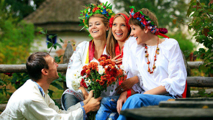 Ngôn ngữ chính thức ở Ukraine là tiếng Ukraine. Vào tháng 4/2019, Ukraine thông qua dự luật cấp quy chế đặc biệt cho tiếng Ukraine. Theo đó, toàn bộ công dân trên lãnh thổ Ukraine phải biết tiếng Ukraine. Đây là yêu cầu bắt buộc đối với giới viên chức, binh lính, bác sĩ, giáo viên.