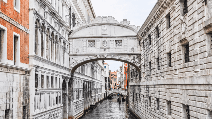 Cây cầu cổ Ponte dei Sospiri được xây dựng với thiết kế cong. Công trình được xây dựng từ đá vôi trắng với những cửa sổ hình chữ nhật nhỏ phủ lưới bên ngoài.