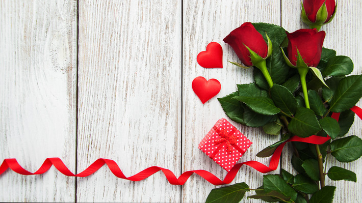 Người ta tin máu của nữ thần Tình yêu đã làm cho hoa hồng từ màu trắng chuyển thành màu đỏ.
