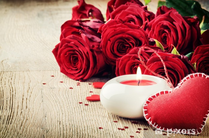 Ngoài ra, hoa hồng đỏ thường có gai. Những chiếc gai sắc nhọn của chúng tượng trưng cho những khó khăn và trắc trở mà các cặp đôi có thể gặp phải.