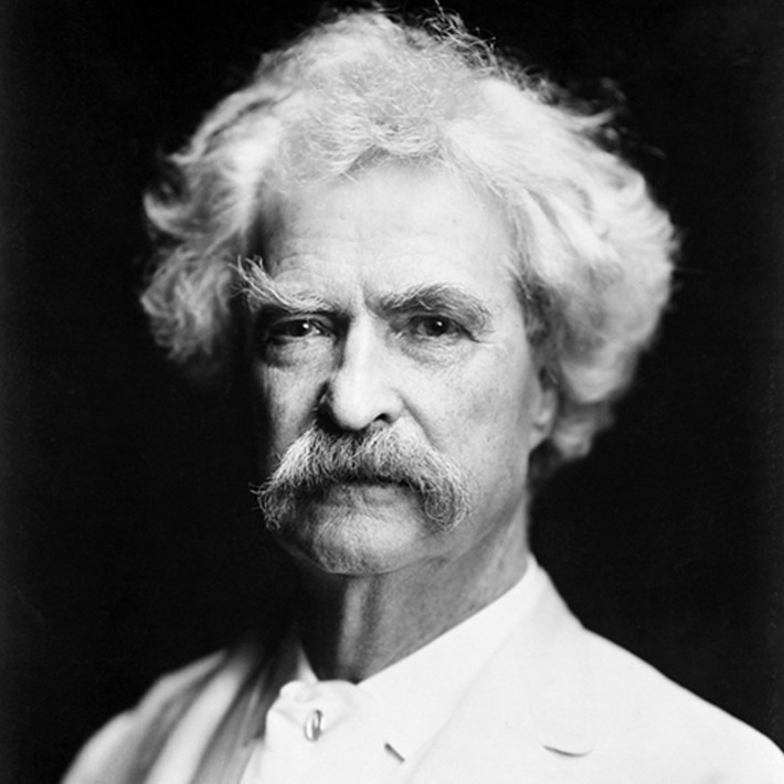 Nhà văn Mark Twain có mối liên hệ đầy thú vị với sao chổi Halley. Đầu tiên là việc ông chào đời tại Mỹ năm 1825 đúng vào ngày sao chổi Halley xuất hiện.